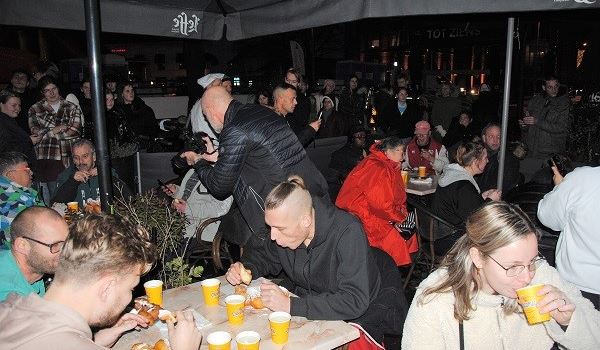 Wie eet de meeste oliebollen in 2 minuten?