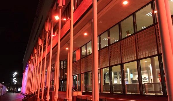 Stadskantoor kleurt oranje ter ere van Fontijn, Eerland en Dulfer