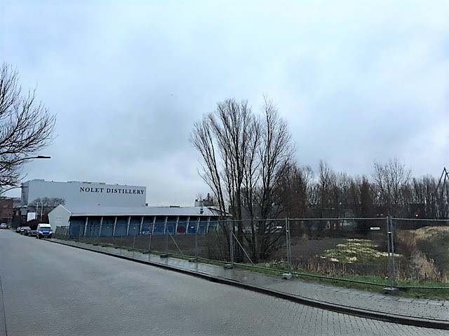 Op dit braakliggend terrein komt een alcoholfabriek