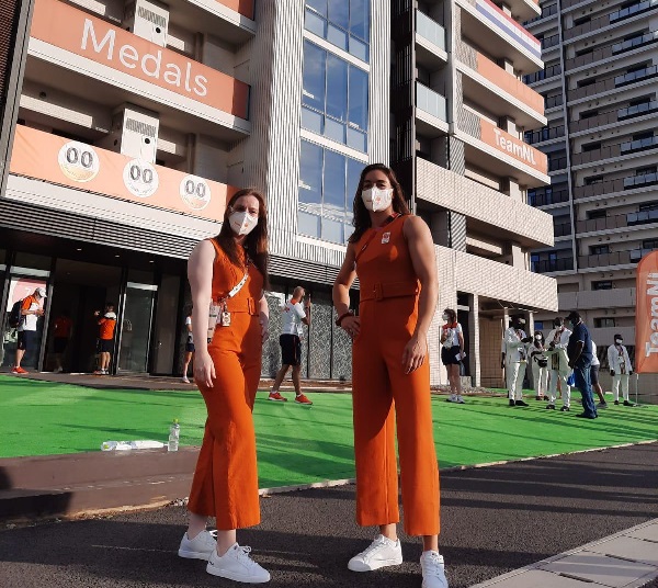 Nouchka en Britt lopen mee in openingsceremonie