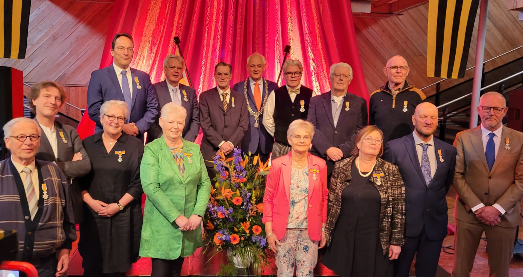 Zie hier de 14 Schiedammers bij het opspelden van het lintje 