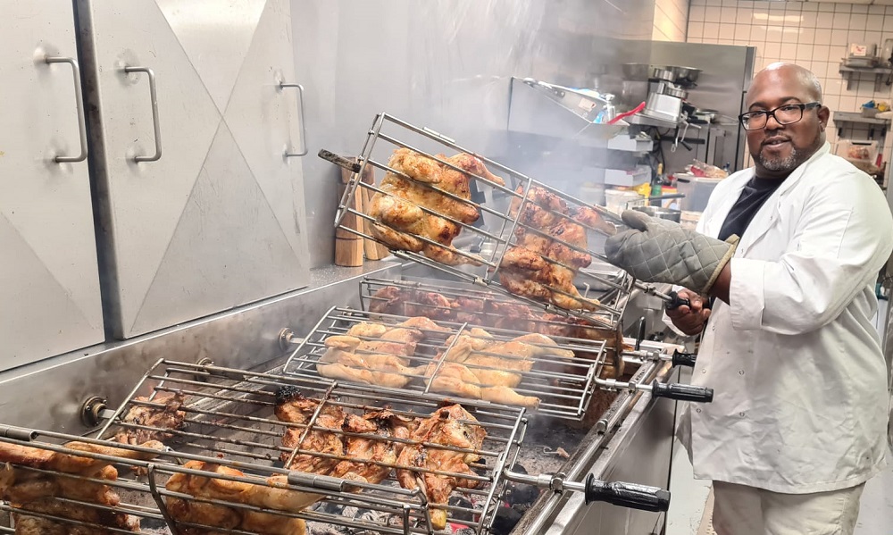 Hamburger en kip van de houtskoolgril op de Hoogstraat