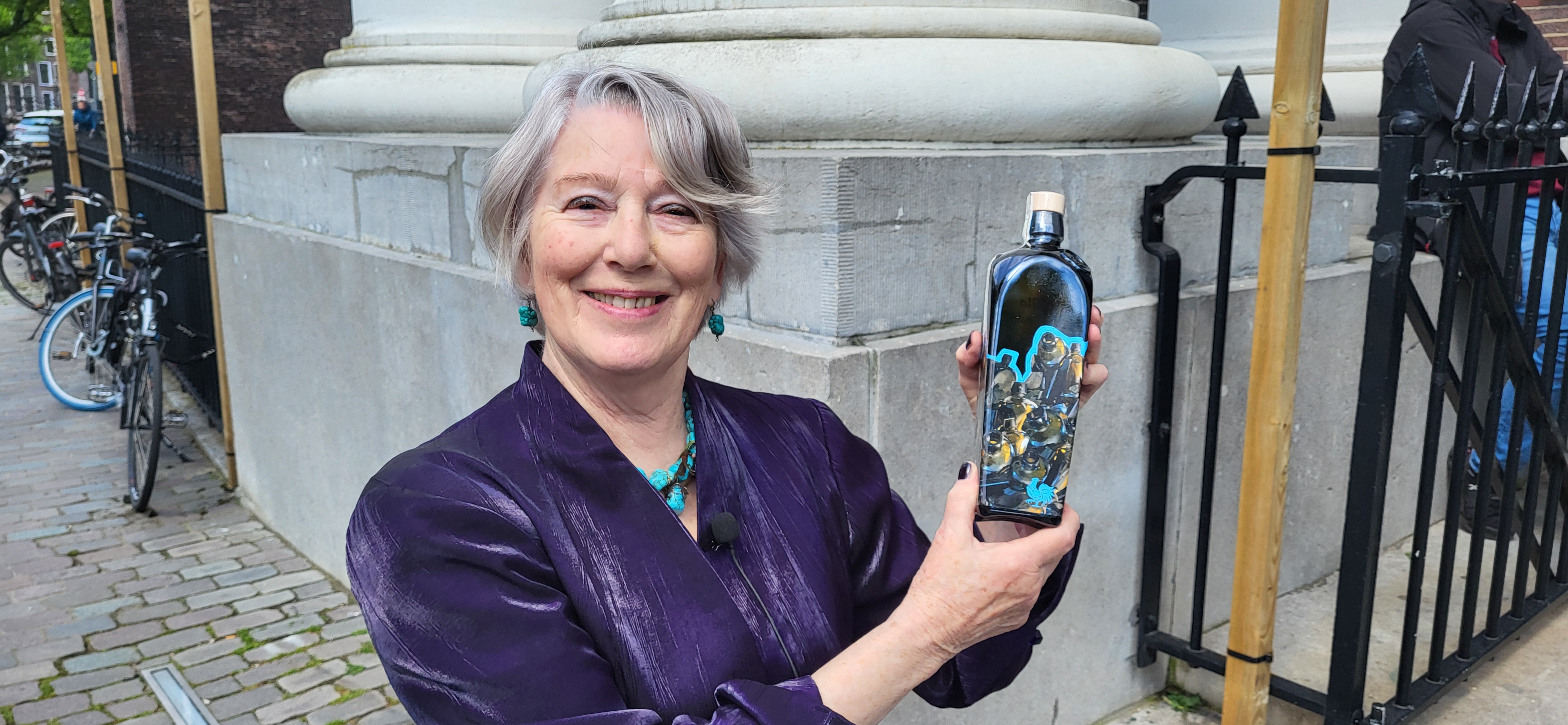 Spannende overhandiging Vriendenfles bij Jenevermuseum