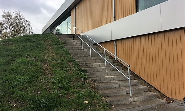 Lange steile trappen bij SVV en HBSS alsnog van leuningen voorzien
