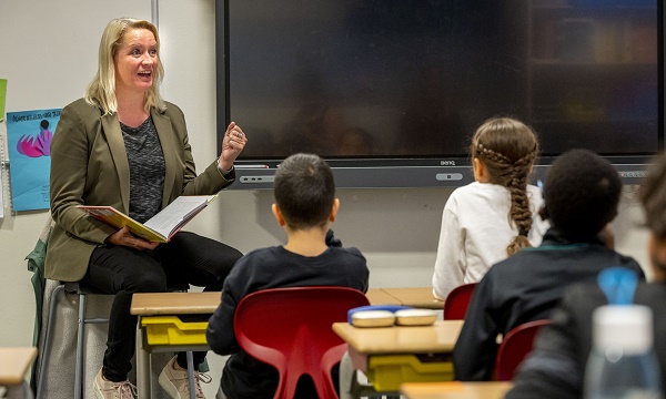 Wethouder leest op basisschool voor over duurzaamheid