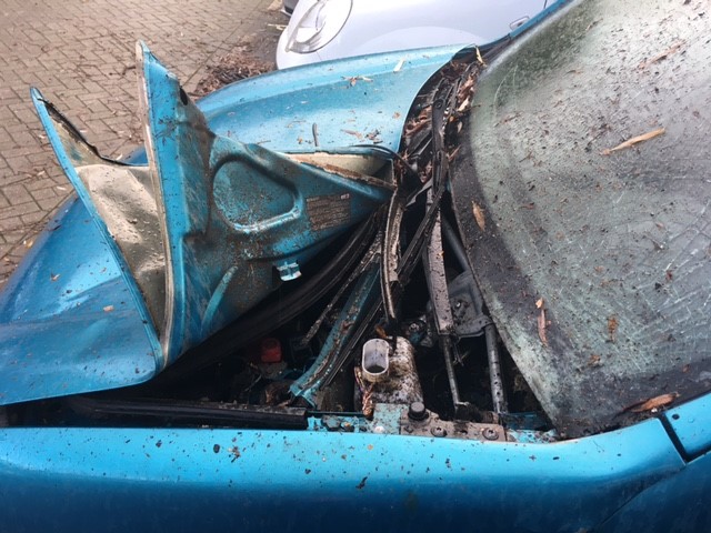 De eigenaar van deze Renault vindt het niet meevallen met de vuurwerkoverlast